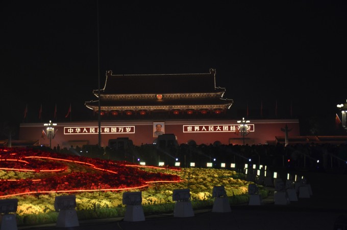 滨海机场,一下飞机我那个兴奋呀,哈哈O(_)O哈哈~。因为第一晚我决定是在机场度过,出发前我查询了机场是有KFC的,所以我也很放心。天津很冷,下飞机后马上找了WC换上长袖。到了出口,问了下工作人员KFC的具体位置,在出口左边上电梯就能看到,但在电梯位置就看到了麦当劳,就没去KFC,在M的门口排椅上睡了一宿。第一次在外面露宿那个冷,那个累啊~~~不能睡的太熟,随时得照顾着包包。。 好不容易熬到了早上5点过,玩了会手机,刚好6点,我就下到机场负一楼乘坐地铁去解放桥看看。早上6点过地铁站已经有一一,两两的人在
