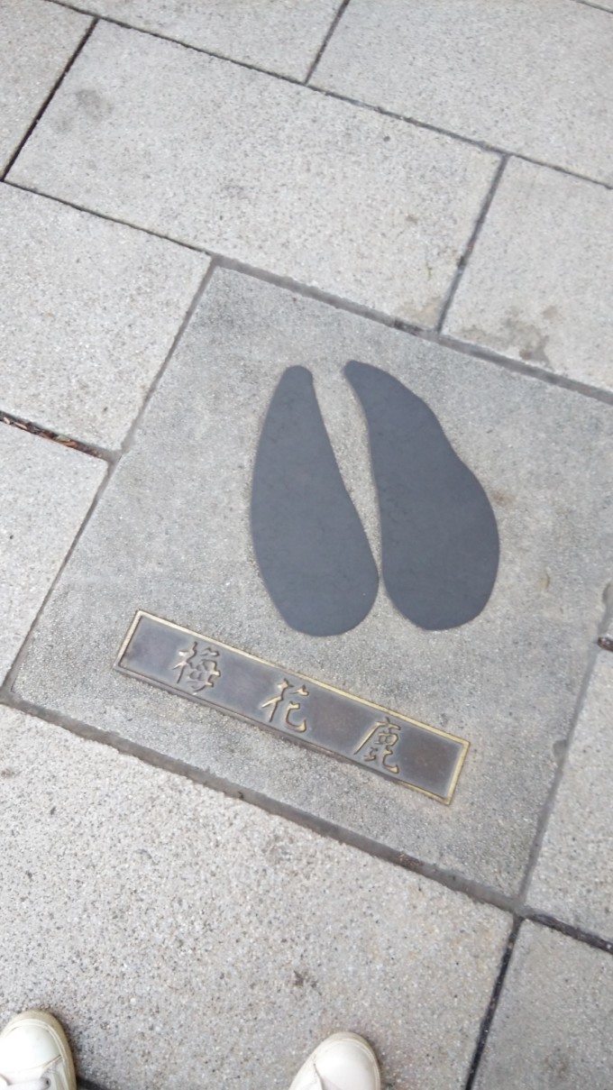 行程总预算2W RMB (因为被人放鸽子,如果是两人同行单人花销(不含购物)大概6000 RMB左右) 交通费用总花销 约7200 RMB 住宿总花销 约 3600 RMB 出发之前准备了10000 NT 的现钞,后来又取了两次,总共现钞约花掉了40000 NT 现钞,主要用于垦丁、花莲的民宿结账,因为民宿刷卡有服务费扣点,所以都要尽量现金结账。 关于机票 由于我的行程比较特殊所以只能给大家参考意见啦,因为8月份订行程的时候是两个人,但是9月份的时候因为一些原因改成我自己去了,所以之前订好的房间都是双人间