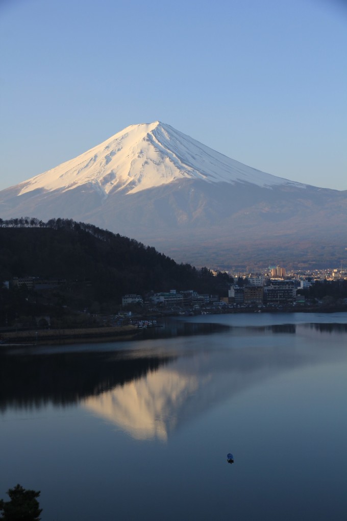 成田空港,转机飞回广州白云空港。日本会分国际机场和国内机场,订票时根据自己的需要选择合适的机场就可以了。 酒店:这次的酒店基本上都是在booking预订的,只有1家是在Agoda预订的。在东京,其实看着地铁交通路线图选择一些中心城区的酒店都可以的了,东京的交通很方便;在富士河口湖就选择西阁那边的酒店,能够看到湖也看到山;在京都可以选择住在四条附近的,市中心的中心,去哪里都很方便。我是选择了京都站周边的,京都站有通往各个景点的巴士,而且即使在高峰时间也很容易上到巴士,也有JR,我们住的酒店楼下本身就有一条