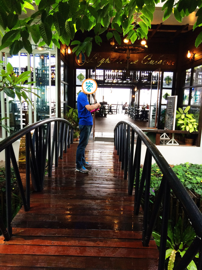 【第1家酒店】Rambuttri House 地址:323 Rambuttri Rd., Taladyod, Pronakhon 出行前在网上查了不少关于上岛的信息,普遍都推荐在机场8号口搭乘大巴,然后自行前往码头买船票上岛,可当时怕自己英文太烂误了车,于是在网上找了家车船联运的代理公司,从考山路发车。为了方便乘车,我直接挑了那家代理社附近的酒店Rambuttri House~ 酒店前台的服务是很热情的,不过房间的硬件真心不行啊,一进房门就是一股浓浓的霉味儿,想冲个澡还发现没有热水哎呀我也是醉了啊~
