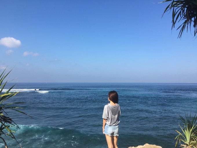 --> 雅加达机场一个字:很黑。 旅行前查了很多遍,雅加达也是免签,有听说到了会被要钱。尤其是中国人。没想到真是这样。机场很小,很像一个小城市的机场。出来人寥寥无几。有些中国人,海关会说要人民币三百。有人说只有一百,不让过,后来那个男生拿了两百。我们跟着一堆学生一起出来,终于忐忑地过了关。出来之后有个印尼机场工作人员,拿了我们的护照,小声地说了人名币三个字,我假装听不懂的样子。然后他又稍微大声地说人民币。linda说我们是学生很穷,然后就放过我们了。终于出来了。然后打的去酒店。上车前说20万,上车开了一