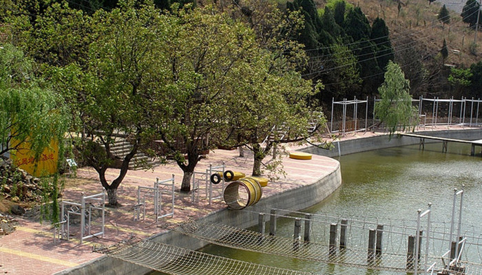 【景点简介】 波罗峪旅游度假区(波罗峪)位于群山怀抱,景色秀丽的济南