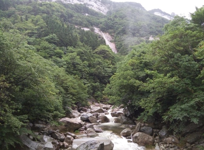 好長一段時間沒有帶著你去旅行了,心里總像有個洪水猛獸被困住一樣時不時的都會跑出來鬧騰一番,實在是心累,最后你實在凹不過我了答應我去個近點的地方,從朋友那聽說天堂寨不錯,于是毫不遲疑地定下了天堂寨這個地方。因為學生黨,剛畢業沒有工作,從生活費拿了大部分當這次經費。好了,不說些有的沒的了,要出發了,天堂寨,我們來了