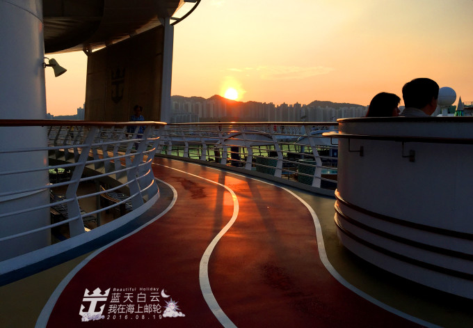 理由5:游轮度假是目前最轻松、最自由、最休闲的度假旅游方式,你可尽享它的优雅、闲适。 这种既能畅游大海、轻松欣赏各地风光,又能尽情享受游轮上所提供的各项设施的旅游方式,被称为是养尊处优的贵族之旅有木有?哈哈 游轮的精彩生活一般从晚上开始,盛大的晚宴、各色酒吧、演出、剧场会让黑夜变得那么短暂。而中午则是游轮的早晨,只有吃完午饭,游轮才开始苏醒过来,在甲板上享受日光浴、打高尔夫、在泳池游泳、在健身房做运动、在美容室做SPA、在咖啡馆聊天足够你玩,反正小喵每天就是这样休闲度假,饱满体验过来的哦~ 游轮旅游