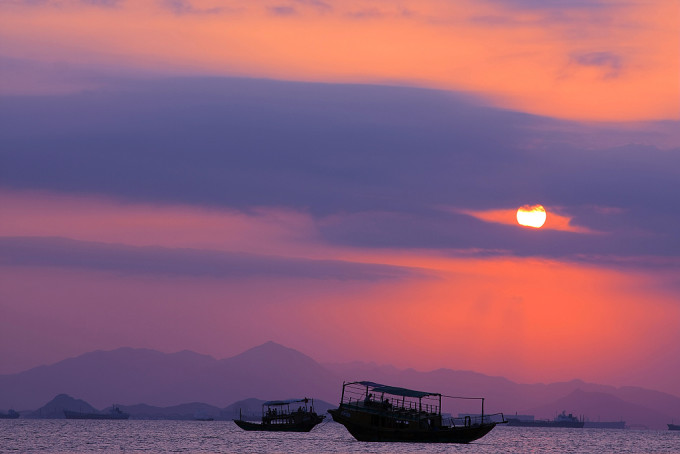 天生就愿意与海亲近,与水嬉戏。每年夏天,总少不了在城市周围的海边小憩几日,远至青岛、北戴河、东海岛,近在马尾岛、天涯海角,还有这次去游玩的巽寮湾,地点在变,身心却一如既往的愉悦。看海,听潮,踏浪,夕阳下的渔家生活,都显得如此让人赏心悦目。 我们小夫妻俩是5号下午3点出发去的巽寮,沿着这条滨海公路没走多远,车窗外就是一片大海,眼前顿时开阔起来,一路上都很顺畅,没有出现拥堵状况,奔波了将近三个半小时候终于到达了巽寮这座滨海城市。 因为携带的物品有点重,所以一抵达巽寮湾,我们就前往酒店办理入住手续放置行旅。(温
