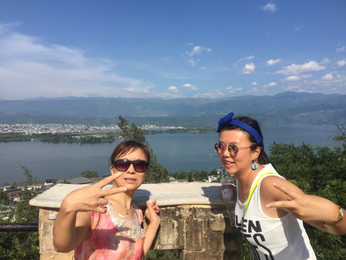 西昌海拔一千多米,是四川第二大城市,也是凉山自治区的州府。是水果,蔬菜盛产地。这里芦苇草很高很茂盛,生长在日照时间很长地方。全年365天,基本上都是太阳,冬天都很少有下雨,空气干燥,夏天晚上风大凉快,冬天暖和适合养老。到西昌要经过雅安高速,雅安是全年365天,基本上都阴天,或者蒙蒙细雨,潮湿对皮肤很水嫩。 第二天早上坐团车7:30出发去泸沽湖,沿途经过盐原县,很大一个县,产苹果,生核桃。 到了中午2点过,泸沽湖吃中午饭,空气特别好,花草数很多,就是苍蝇太多了。