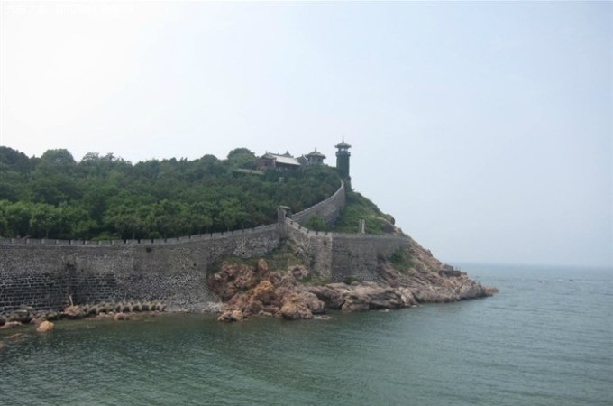 乡、小钦岛乡、南隍城乡、北隍城乡。总户数为15701户,总人口为42762人。主要旅游景点有九丈崖、半月湾国家地质公园、庙岛古庙群、仙境源民俗风情公园、林海烽山国家森林公园、庙岛妈祖文化公园、北庄遗址等,还可以享受赶海的乐趣。 第一个景点 九丈崖 九丈崖因崖壁高且险峻而得名,它集山、海、岛、礁、崖、滩、湾、洞、古迹于一体,融奇、雄、秀、美、险、神于一隅,是游览、赶海、垂钓之地,也是摄影、绘画等艺术创作难得的素材。