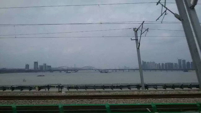 --> 【张家界旅游超级防宰骗攻略】 为了大家在张家界有个顺利开心的旅程,我觉得很有必要给大家提个醒,以勉有人上当受骗。 一、火车 陷阱(1)、假冒警察:在列车上或者出站后会有一些身穿制服的或者没穿制服带着工作证手持扩音器的人向你推荐几日游,此时你大可不必搭理他们。识破方法:世界上哪里会有穿警察制服或者铁道部制服做旅游生意的? 陷 阱(2)、低价陷阱:拉客人员都会分工,由哪个人拉哪批客人,一旦你有几个问题想要问他们,你就会被他们围的水泄不通,因为他们靠赚取差价和哄骗生存。他 们会50块钱跟你订三星酒店,