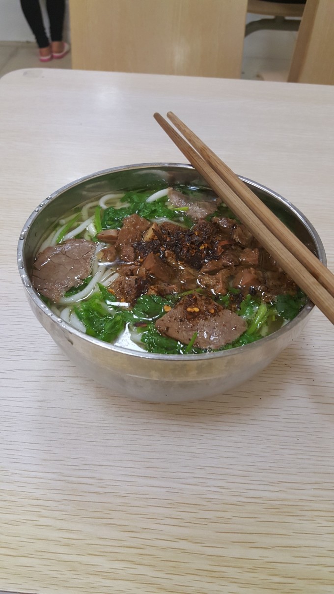 韭菜坪在六盘水与毕节的交界处,从地图上看是一块深入毕节地区的飞地,不知道当初为什么会划给六盘水的。 出了市区,一拐到去大湾的路,路况就变差了,70KM的路,1个小时多一点就行了,但是很长一段路在修高速,路况比较差。接近韭菜坪以后,也在修景区公路,沿途大车也多。 一直要开过韭菜坪的大红牌坊之后,路就好了。然后沿着盘山路往上开,就可以一直开到景区门口。 门口有些小摊买吃的,停车免费。 景区门口里还在修,也不要门票,沿着铺的木头路就可以上山了。门口的海拔是2700M,最高峰贵州之巅是2900M,就是爬200M的