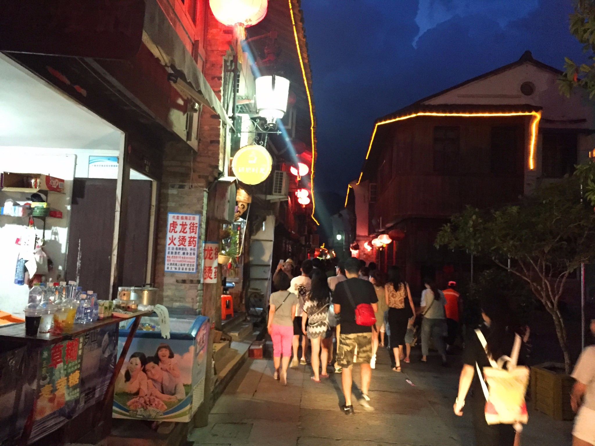 临海紫阳街,千年台州府城昔日最为繁华的大街,夜晚的老街