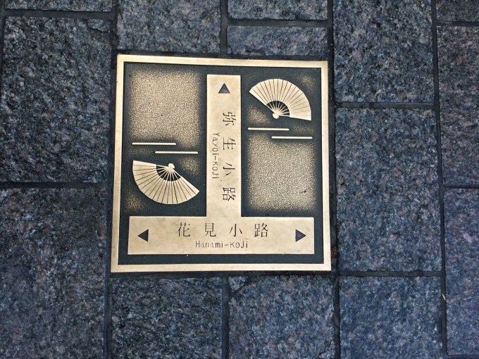 清晨我们踏上小路歌谱