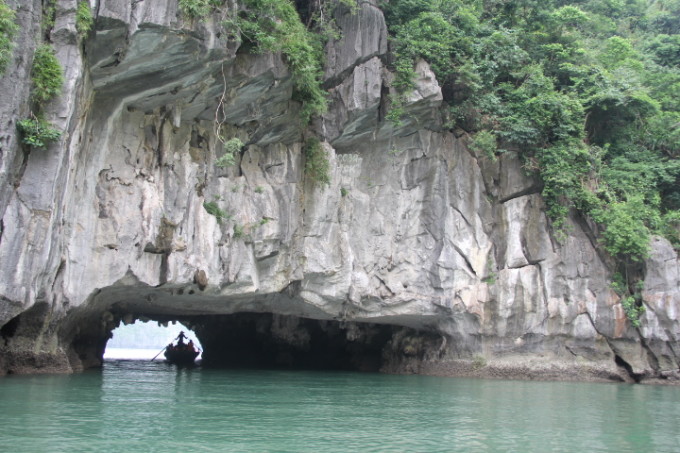 下龙湾。 越南旅游的第一行程,也是最重要的行程。 因其景色酷似中国的桂林山水,因此被称为海上桂林。据导游介绍,下龙湾被列为世界新七大自然奇观。其他哪六个奇观我不知道,但是这里真的美爆了。 当船只流行在海面上,平静的海面以及当天不错的天气,让人仿佛置身景色中。美晕了。 当我们到达香炉岛的时候,导游让我们拿出20万越南盾,背面的主景就是取自这个香炉岛。与此同时,还有一个著名的斗鸡石。这个景点被越南大量使用,因为真的太知名了。 下龙湾有大大小小3000多个岛屿,知名的不知名的都多。当天我们去了