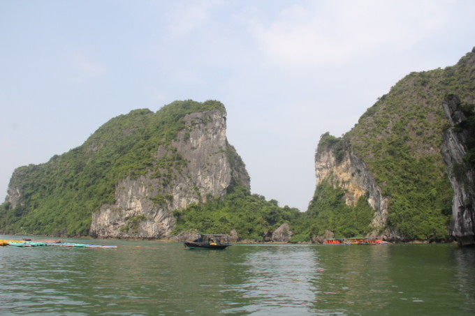 下龙湾。 越南旅游的第一行程,也是最重要的行程。 因其景色酷似中国的桂林山水,因此被称为海上桂林。据导游介绍,下龙湾被列为世界新七大自然奇观。其他哪六个奇观我不知道,但是这里真的美爆了。 当船只流行在海面上,平静的海面以及当天不错的天气,让人仿佛置身景色中。美晕了。 当我们到达香炉岛的时候,导游让我们拿出20万越南盾,背面的主景就是取自这个香炉岛。与此同时,还有一个著名的斗鸡石。这个景点被越南大量使用,因为真的太知名了。 下龙湾有大大小小3000多个岛屿,知名的不知名的都多。当天我们去了