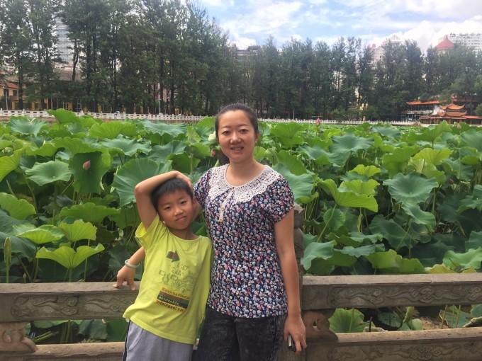 暑假重庆天气平均温度40度,我和老公商量带小孩去避暑。看了很多地方,最后决定去云南和贵州自驾游。2016年7月23日,我和老公,带上妈妈和小孩一行四人出发啦。因为自驾,所以之前没有做详细的攻略,只确定了最先的目的地抚仙湖。9年前在昆明工作时,我和老公还有妈妈去过一次,非常爱它的宁静和美妙。现在孩子已经7岁了,想带宝贝一起去故地重游。这是第一次发表游记,若有写得不好的地方,敬请谅解。之所以写这篇是因为网上亲子自驾的游记太少,并且很多信息都已经过时了,想给其他准备近期去玩的朋友一些相关的旅游资讯。 我们的自驾