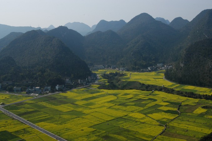 市区到万峰林景区只有几公里,无论走老路或新路都可以。景区门票加观光车110多元,,游一圈包括拍照时间一般就是1.5小时左右。观光车是定点停车,好像是8-9个点,下车时间基本没有限制。不坐观光车也行,步行的话走半程来回可能要2小时。观光车的优势在于先上山观景,然后车子下 山开进菜花丛中,把你拉入刚才在山上看到的画卷里边,皆是万千美景入画来。 万峰林景区是国家级风景名胜区马岭河峡谷的重要组成部分,由成千万座奇峰组成,气势宏大壮阔,山峰密集奇特,整体造型完美,被不少专家和游人誉为天下奇观。万峰林从海拔2000多