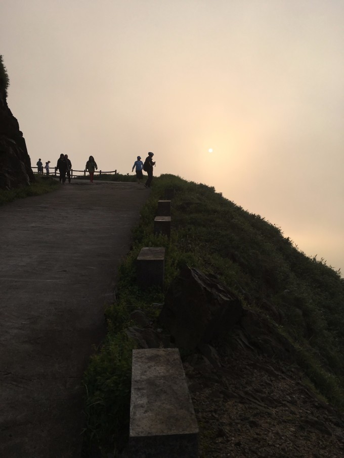瑶族自治县高寒山区自愿移民示范区内,占地面积47.75亩,建筑面积14566,于2009年规划,2010年12月动工兴建,2012年12月底全面完工。) TIPS:不知道为什么,刚开始我用高德地图搜瑶族博物馆,居然把我们导航到一个市场墟了,人来人往,商铺云集,好不热闹 --> 。后来再改用某度地图才正确找到位置。另外,网上说博物馆需要门票,但我们去的时候是免费的。 博物馆有许多关于瑶族的历史,风俗等,真的非常值得一看!老婆大人就在里面研究瑶族迁徙图那副刺绣,研究个把小时。 --> 。