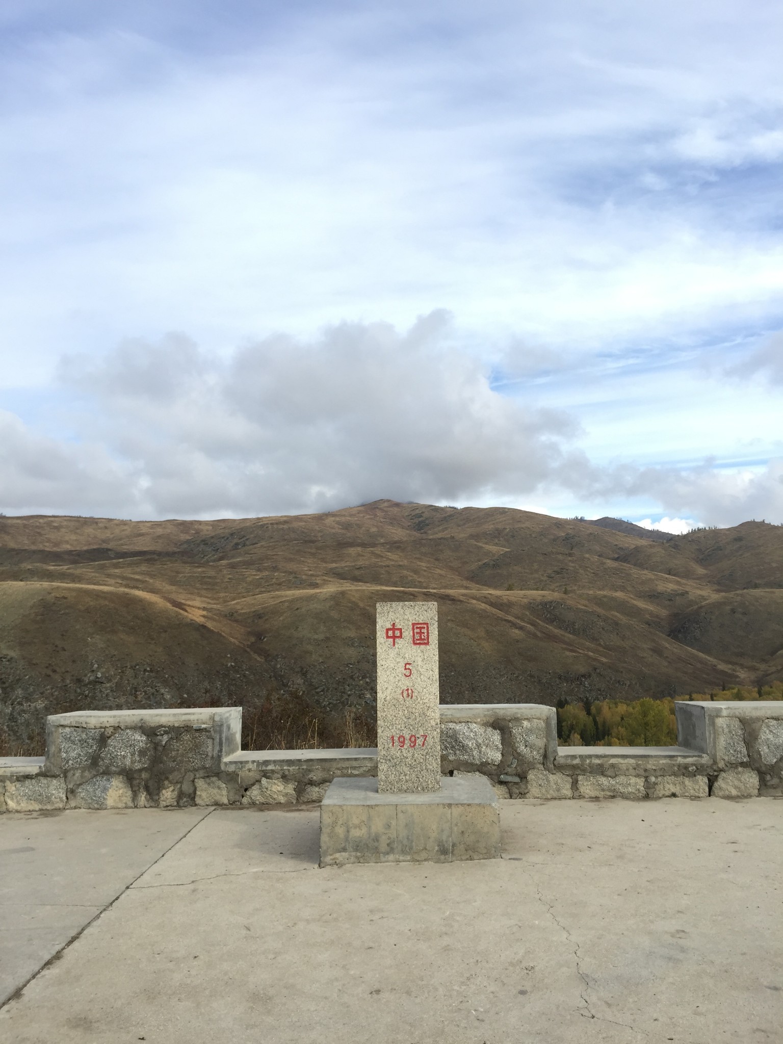 包个摩托去界碑转转,爬上观景台看看白哈巴全景,逗逗路上的小马小牛