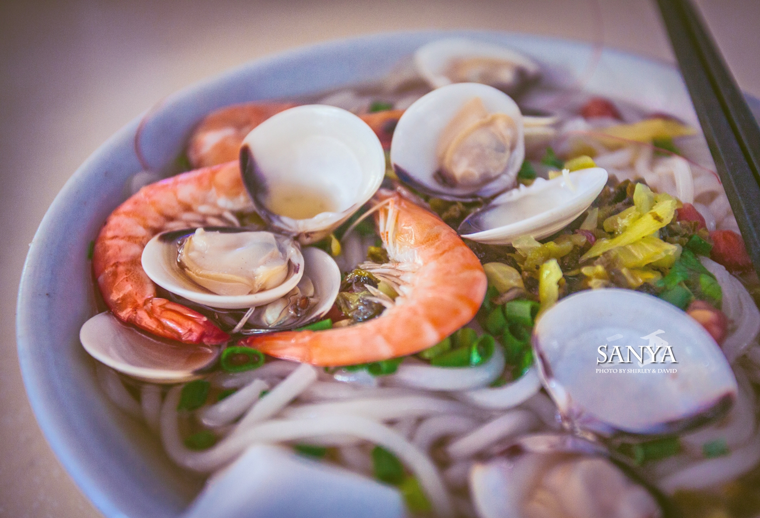 海鲜粉上桌,海鲜料足,汤头鲜美,比起桂林米粉口味清淡了些 但也足够我